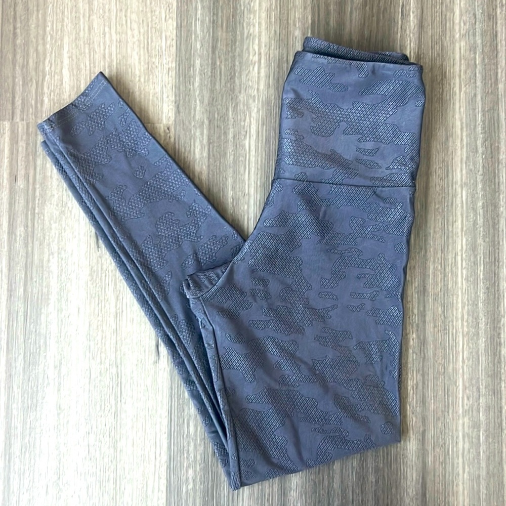 Onzie XS camo textured leggings